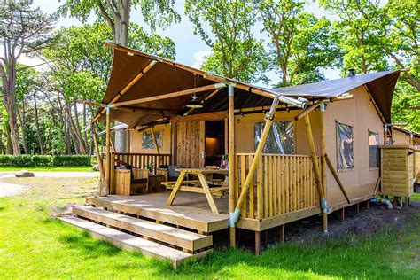 Luxe glamping tent op Duinrell in een bosrijke omgeving