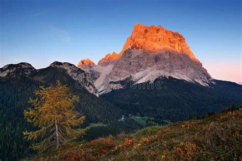 De Rosengarten berg in Zuid-Tirol bij zonsondergang
