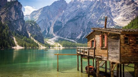 Het Lago di Braies met zijn turquoise water, omringd door bergen