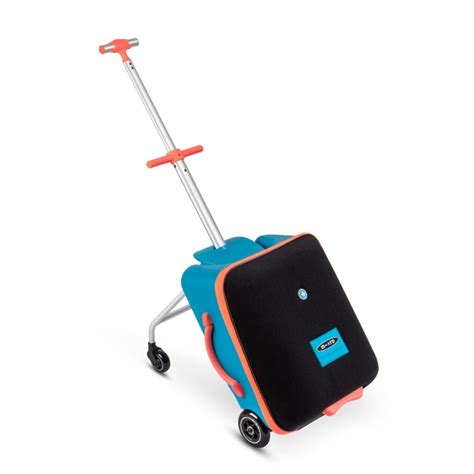 Een kind dat met plezier op de Micro Luggage stepkoffer rijdt op een luchthaven.