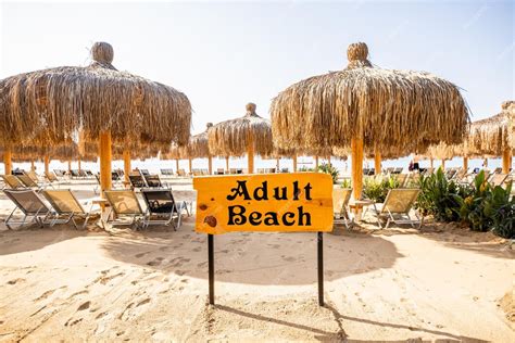Een zonnig strand in Sliema met ligstoelen en parasols