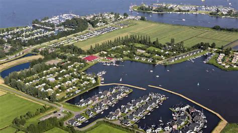 Kinderen spelen bij RCN De Potten met op de achtergrond het water