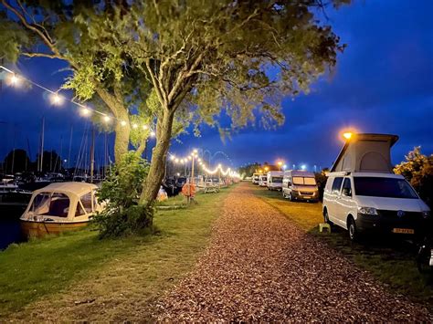 Jachthaven bij Akkrum met de camping op de achtergrond