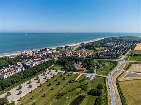 een panoramisch uitzicht over het strand van Cadzand met duinen op de achtergrond