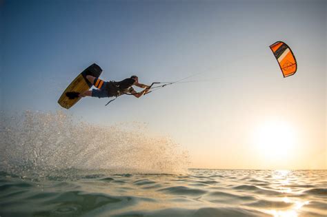 mensen die kitesurfen op de golven bij Cadzand