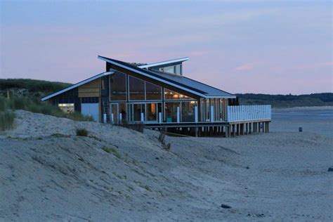 een sfeervol ingericht terras van een strandpaviljoen in Cadzand