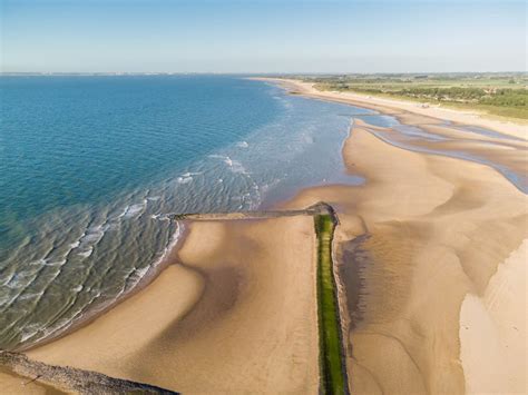 een luchtfoto van de lange, brede stranden van Cadzand