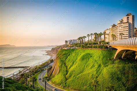 De Malecón in Miraflores, Lima, met uitzicht op de Stille Oceaan.
