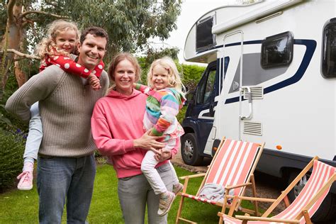 Thema: Een gezin geniet van een vakantie met een ruime camper, met fietsen achterop.