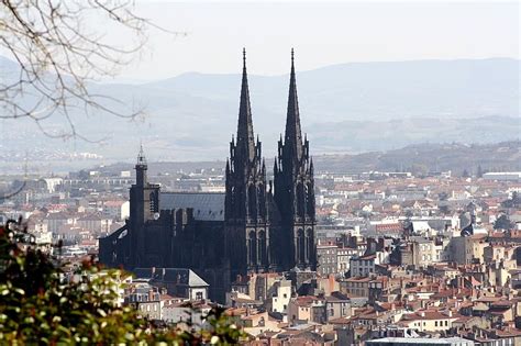 Uitzicht op de zwarte stenen kathedraal van Clermont-Ferrand