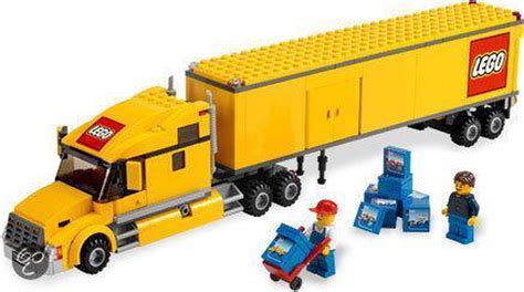 Gedetailleerde LEGO City 3221 vrachtwagen met aanhanger, inclusief minifiguren en transportdozen.