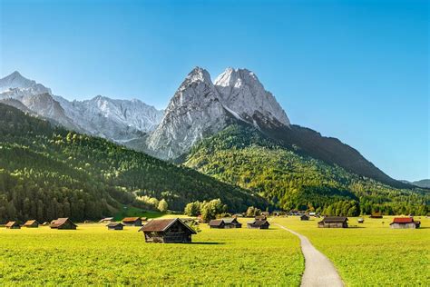 Landschap van Kirchberg in Tirol met Alpenweiden en bergen