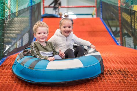 Kinderen spelen in het indoor speelparadijs van Vakantiepark Brugse Heide