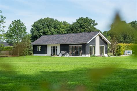 Een charmante, landelijke vakantiewoning met een houten terras en paviljoen