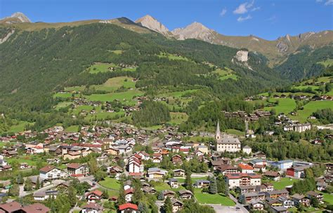 Panorama van Matrei in Osttirol met bergen en traditionele chalets
