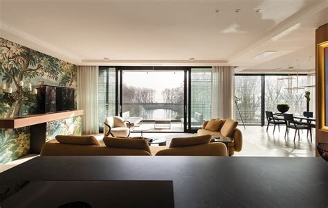 Interieur van een luxe appartement met uitzicht op de bergen