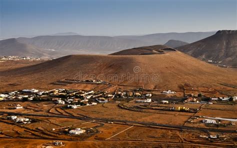 Panoramafoto van een vulkanisch landschap op Fuerteventura met dramatische rotsformaties