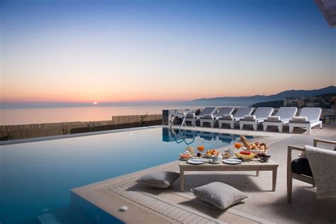 Luxe vakantievilla met zwembad en uitzicht op de zonsondergang