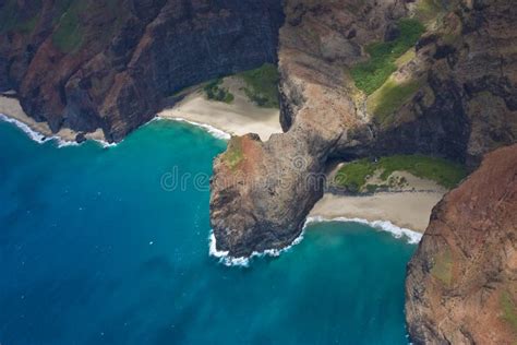 Dronefoto van de kustlijn van Malibu met stranden en heuvels