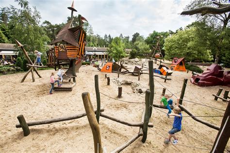 Een overzicht van de diverse sport- en spelactiviteiten op Landal Heideheuvel, inclusief tennisbaan, minigolf en bowlingbaan.