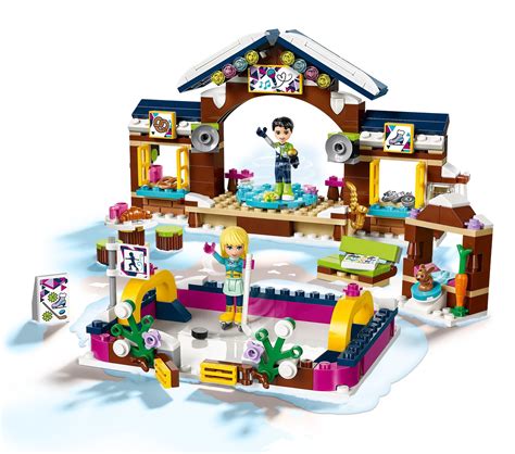 Illustratie van de LEGO Friends Snow Resort IJspiste set, met de ijsbaan, schaatshut en accessoires.