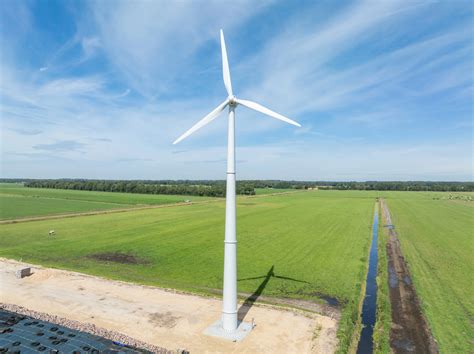 Artistieke weergave van een gerenoveerde windmolen in een landelijke omgeving nabij Amsterdam.