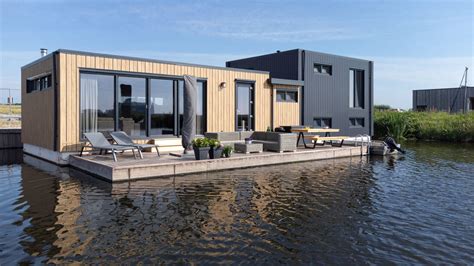 Luxe woonark met terras aan het water, met uitzicht op de Westeinder Plassen.