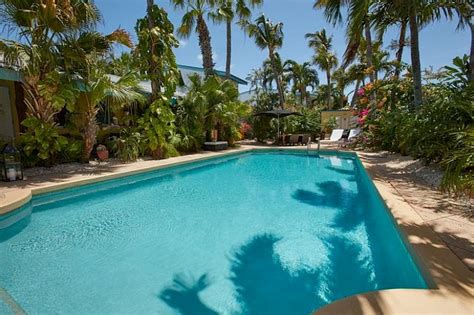 Tropische tuin met zwembad bij Appartement Paradera Park