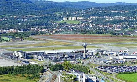 plattegrond van Trondheim Airport Vaernes met belangrijke faciliteiten en verbindingen