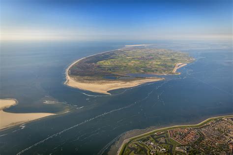 Luchtfoto van het eiland Texel met de kustlijn en duinen