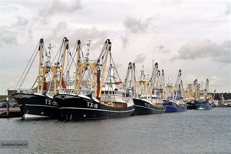 Foto van de haven van Oudeschild met vissersboten
