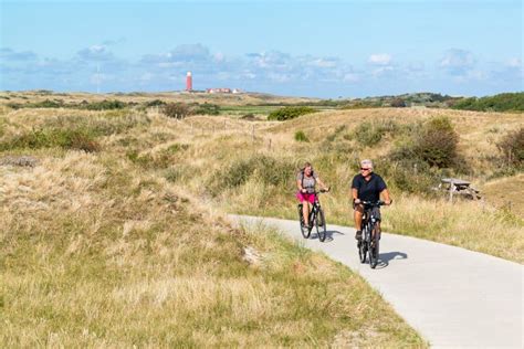 Fietser op een pad door de duinen van Texel