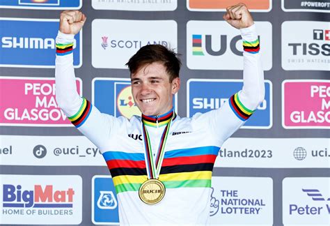 Foto van Remco Evenepoel in zijn regenboogtrui als wereldkampioen tijdrijden.