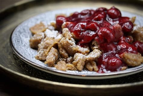 Collage van diverse kerstlekkernijen zoals Reibekuchen, Glühwein, Kaiserschmarrn en Lebkuchen