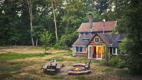 Een sfeervol vakantiehuisje met een houtkachel, omringd door bos.