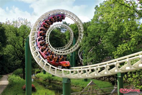 Dynamische foto van de Typhoon achtbaan met loopings