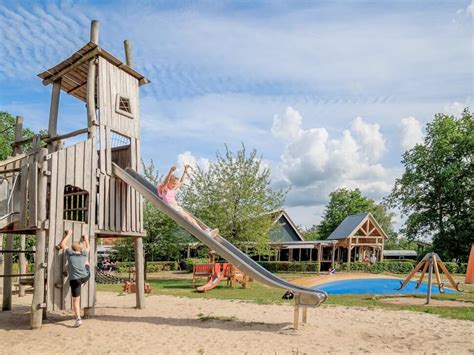 Gezinnen die plezier beleven in de Kinderland speeltuin
