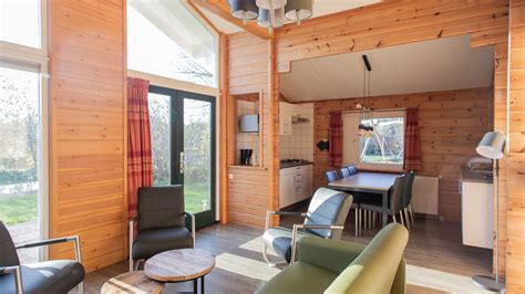 Interieur van een ruime vakantiewoning met zithoek en kachel