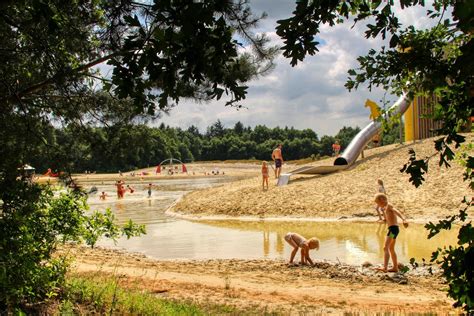Artistieke impressie van het spraypark en de speelvijver op Vakantiepark De Berenkuil