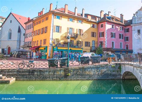 Historisch centrum van Annecy met grachten, bruggen en kleurrijke gebouwen