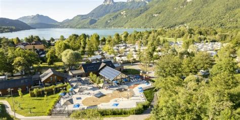 Overzicht van diverse campings aan het Meer van Annecy met verschillende faciliteiten