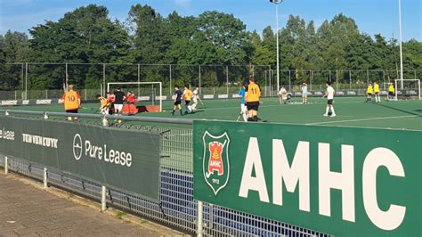 Foto van de hockeyclub AMHC Rood-Wit met de velden en het clubhuis.