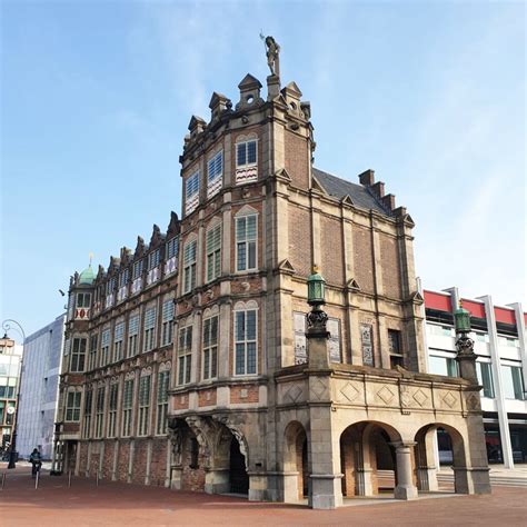 Foto van het centrum van Bree met historische gebouwen en terrassen