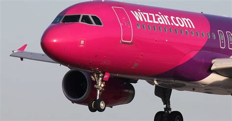 Illustratie van een Wizz Air vliegtuig op de luchthaven van Wenen