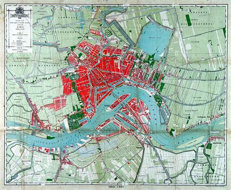 Kaart van Saint-Raphaël met aanduiding van parkeergarages en de ligging van de stad aan de kust.