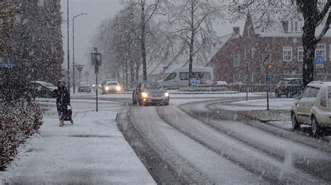 Kaart die de verwachte sneeuwval in België en Duitsland voor de komende dagen aangeeft