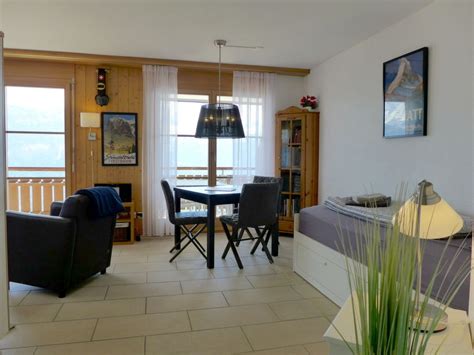 Sfeerimpressie van een gezellig ingericht appartement met uitzicht op de bergen.