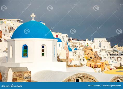 Typisch Cycladische architectuur met witgekalkte huizen en blauwe koepels