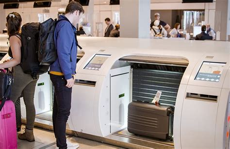 Foto van selfservice kiosken op Schiphol