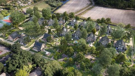Overzicht van het vakantiepark met water en groen